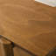 Table d'appoint Mid-Century en bois avec finition noyer et tablette - décor moderne pour chambre à coucher et salon