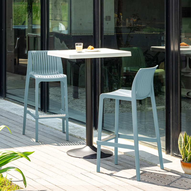 Tabouret d'extérieur à dossier bas Nayma, Bleu, Tabouret de bar (siège d'une hauteur de 40,2 po)