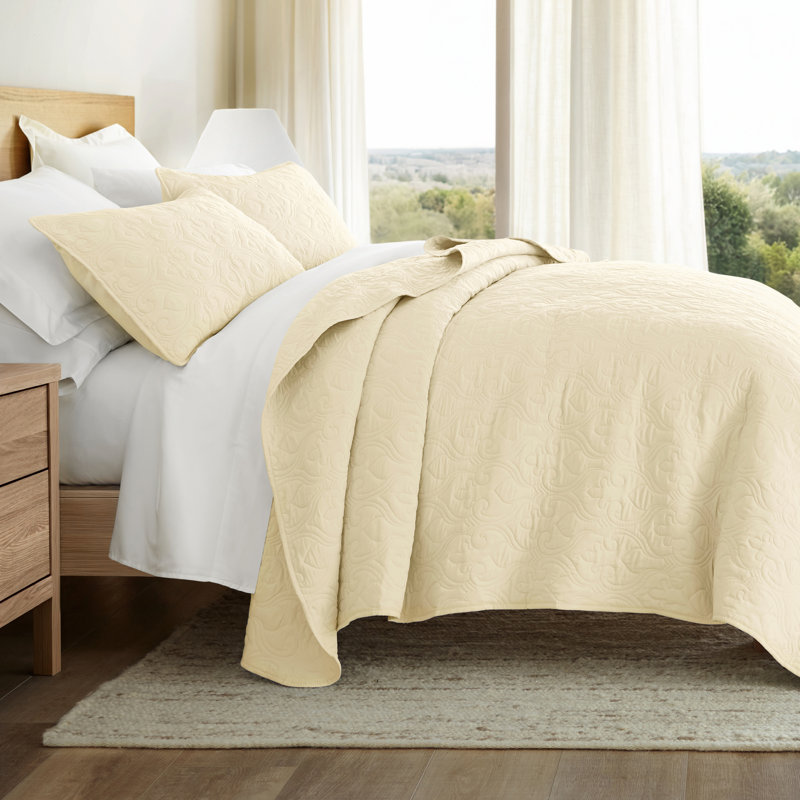 Becky Cameron Damask Pattern Lightweight Quilted Coverlet Set, Queen/Full Coverlet + 2 Standard Shams, Yellow