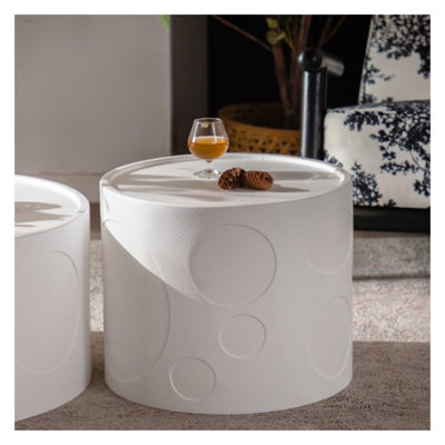 Table d'appoint ronde en bois blanc crème - Table de bout à piédestal fabriquée à la main avec motif en relief, mobilier d'appoint de salon robuste, aucun assemblage requis