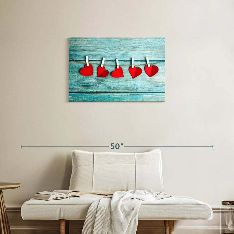 Cœurs rouges suspendus, H 20 po x l 30 po