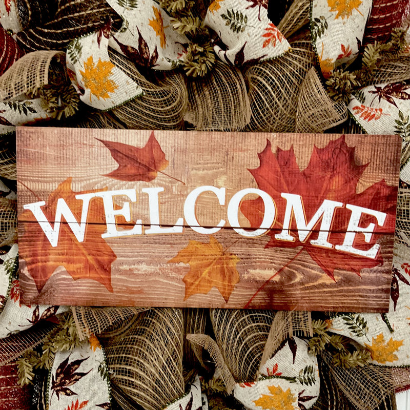 Couronne d'automne avec signe de bienvenue aux feuilles colorées