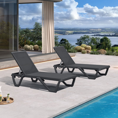 Chaise longue d'extérieur PURPLE LEAF, réglable en 5 positions, avec structure en aluminium et siège en textilène. Légère et résistante, elle est idéale pour la terrasse, la piscine, la plage ou le jardin.