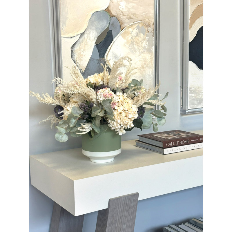 Hortensia et Sedum disposés en pot en céramique avec eucalyptus