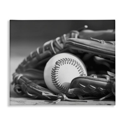 «Baseball Mitt & Ball» par Daphne Polselli