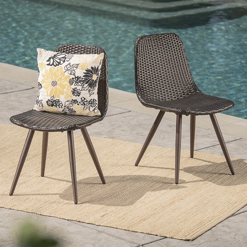 Chaise en osier avec pieds thermolaqués