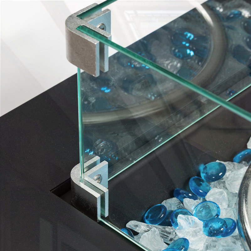 Colonne de foyer d'extérieur en osier avec pare-vent en verre