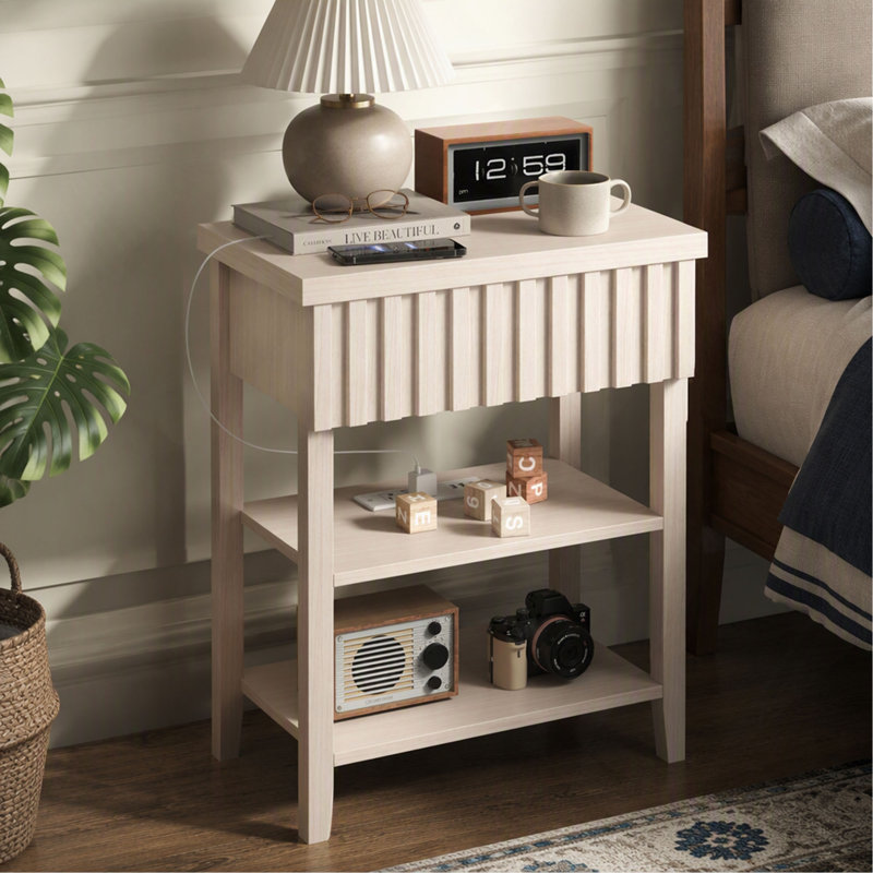 Table de chevet cannelée avec station de recharge, tiroir et 2 étagères ouvertes pour chambre et petits espaces, Beige