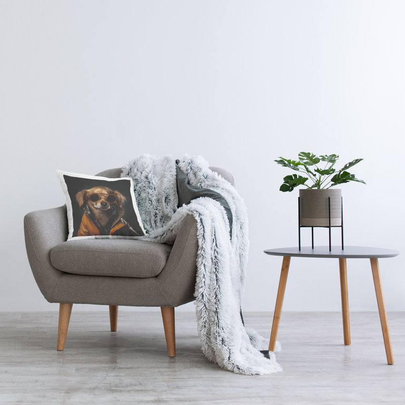 Élégant coussin décoratif imprimé sur fond noir par Roozbeh Bahramali