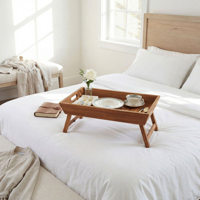 Plateau de lit en teck Manada avec pieds pliables