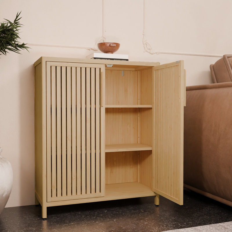 Armoire multi-scène de 42 pouces avec tablettes ouvertes pour la cuisine et la salle de bain. Rangement caché dans les portes.