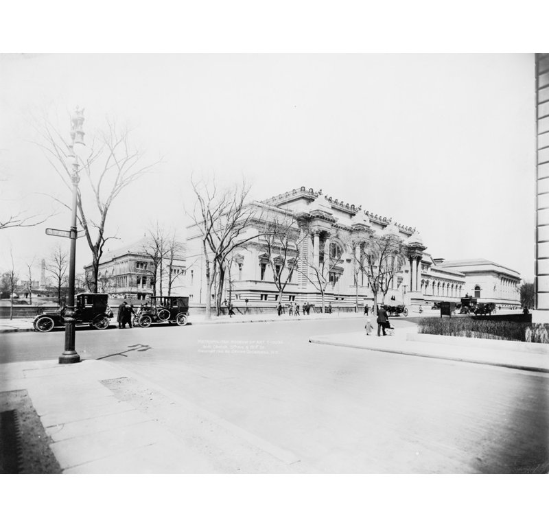 New York City Metropolitan Museum, H 28 po x l 36 po
