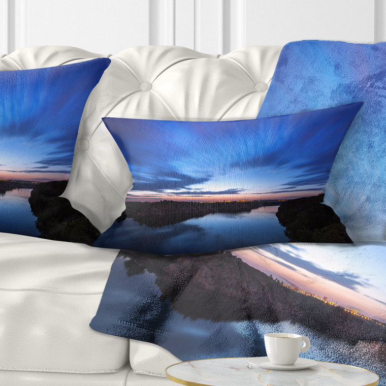 Coussin bleu nuit avec rivière - paysage, 12 po x 20 po, Coussin lombaire