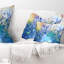«Blue Summer Flowers on Meadow» - Coussin décoratif à imprimé floral