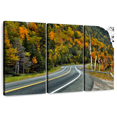 Route d'automne dans la forêt