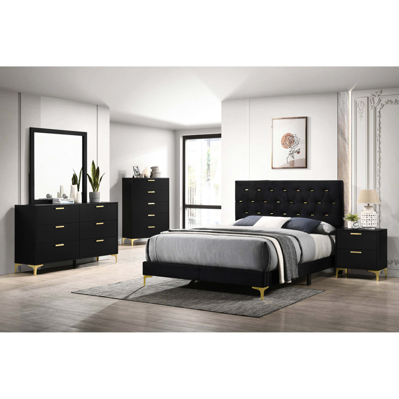 Lit à panneaux King, revêtement noir, tête de lit rembourrée, boutons en forme de losange avec barrettes dorées, cadre ouvert pour optimiser l'espace de la chambre