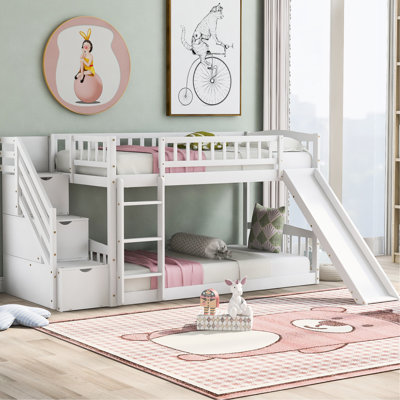 Lit simple au-dessus d'un lit superposé blanc avec glissoire amusante et tiroirs de rangement - aventure passionnante - longue durée