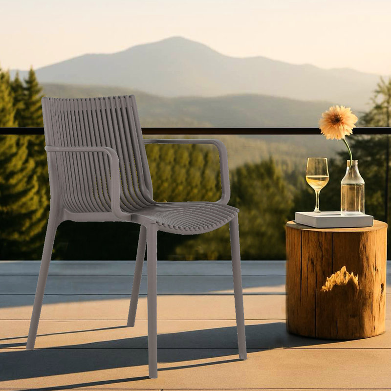 4 fauteuils en plastique toutes saisons gris chaud, dossier ergonomique à lattes, support en P 300 lb, patins antidérapants, empilables, assemblables, idéaux pour le jardin et le balcon, 4 fauteuils gris modernes,