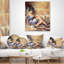 Portrait d'une jeune fille assise sur un coussin de sol-29883170-89810742