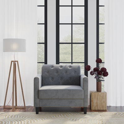 Élégant fauteuil d'appoint en velours capitonné avec garniture cloutée