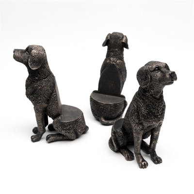 Pieds de jardinière couleur bronze assis dans une boîte-cadeau