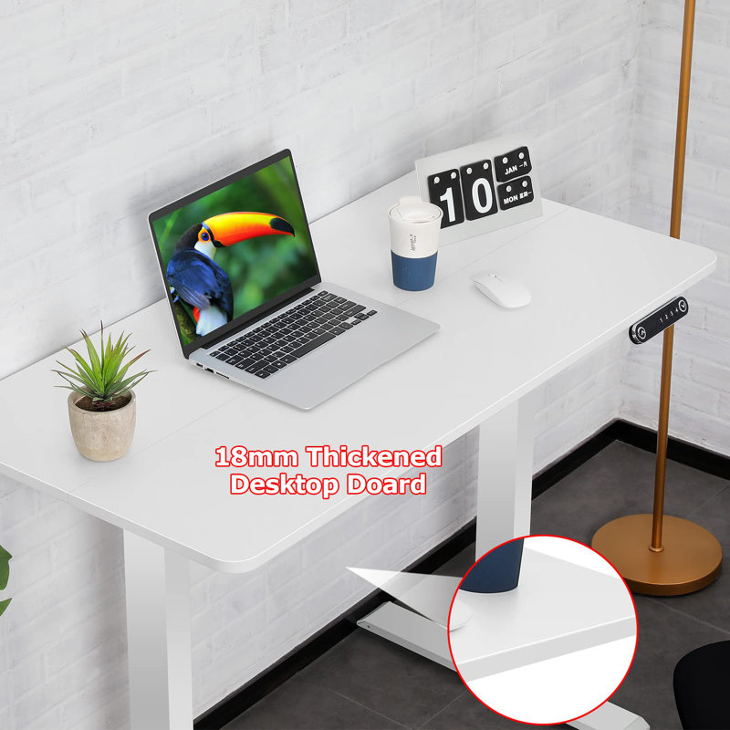 Bureau pour travailler debout réglable en hauteur Kashif de 55 po avec 2 ports USB, 3 prises de courant, 4 roulettes, 2 crochets et un grand tapis de souris