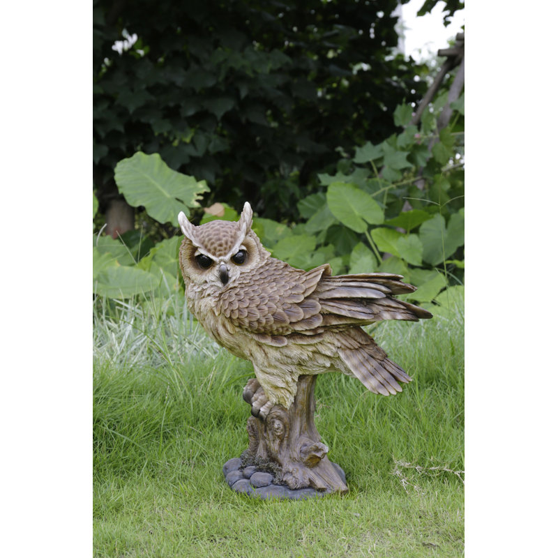 Grand eared hibou sur souche avec rembourré plumes statue