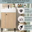 Meuble-lavabo de rangement de 21,6 po en bois à gauche avec finition triple couche et armoire d'apparence contemporaine à poignées dorées, surface texturée ondulée, capacité généreuse