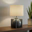 Lampe de table en céramique grise avec base croisée et abat-jour en lin