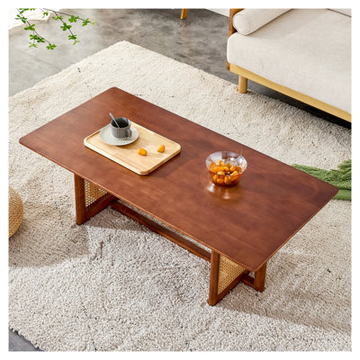Table basse rectangulaire en bois d'hévéa au fini noyer avec détails en rotin synthétique, idéale pour le salon.