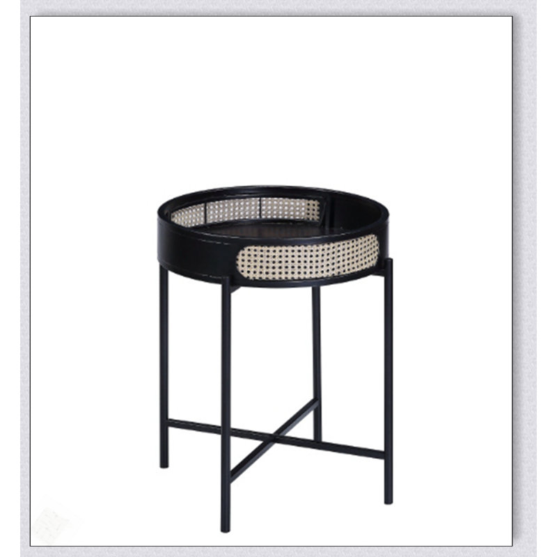 Table de bout Colson à finition noire avec insert et rangement en rotin, parfaite pour un décor moderne et rustique.