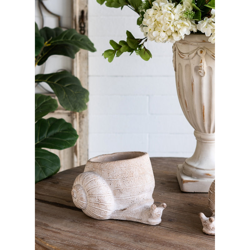 Jardinière décorative en sable et en ciment de 9,5 po x 8,3 po x 6 po avec une finition beige texturée, qui s'agence parfaitement aux éléments de décoration côtière, une belle addition à votre bureau
