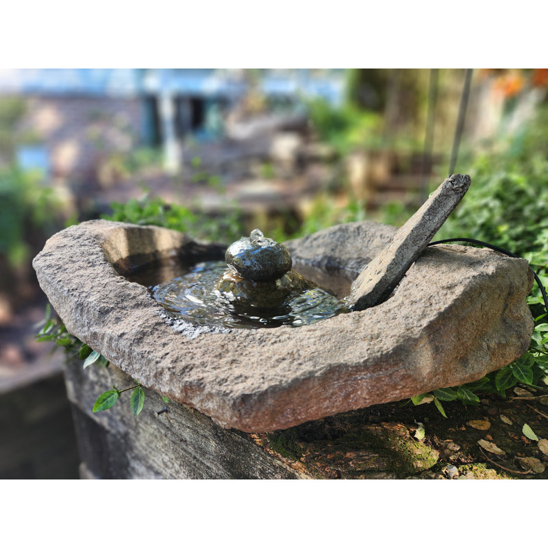 Fontaine rustique à deux piles de galets, H 8 po x l 21,5 po x P 16 po