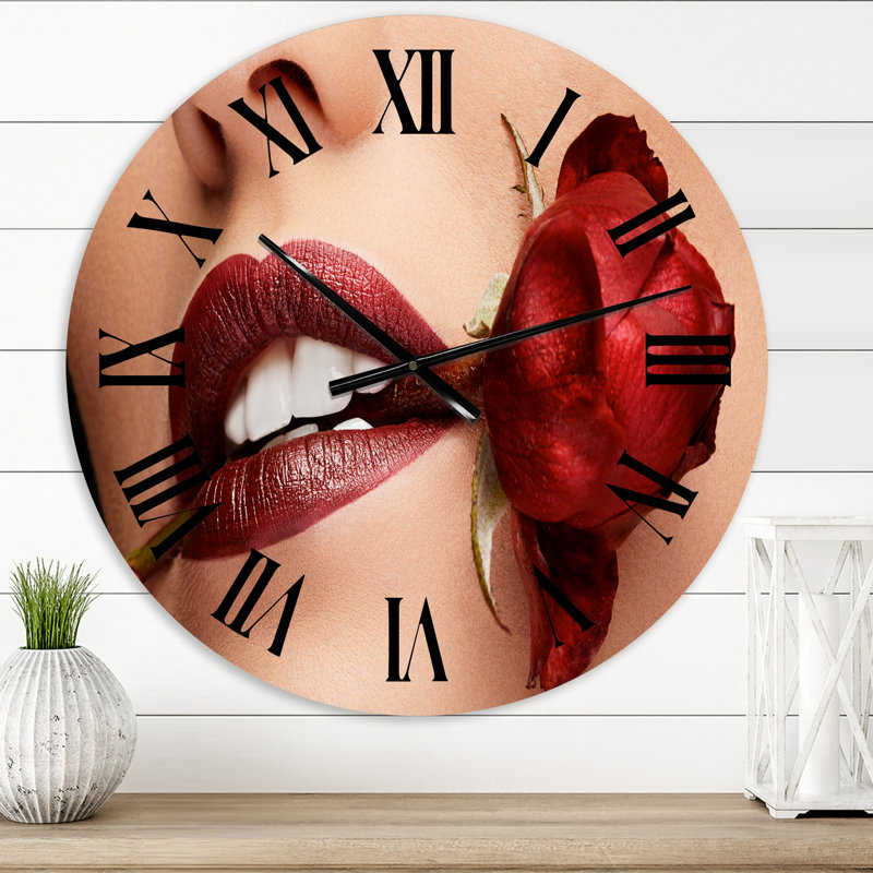 Femme avec rouge à lèvres rouge tenant une rose dans la bouche - horloge murale moderne, Petit