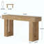Console en bois, table d'appoint, table de salon rectangulaire derrière le canapé-564223790
