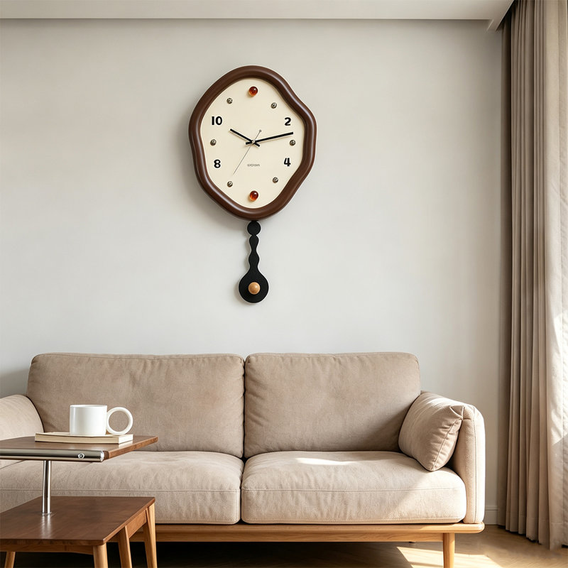 Horloges murales brunes à pendule irrégulière
