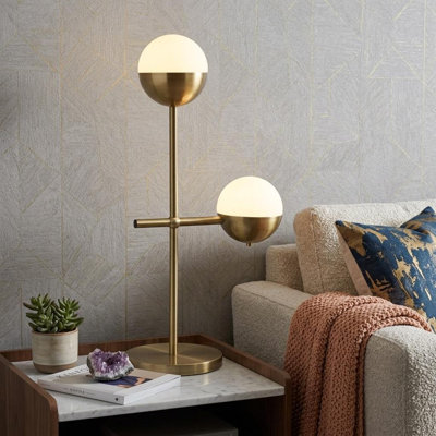 Lampe de chevet 69 po en métal laiton avec abat-jour globe blanc cassé