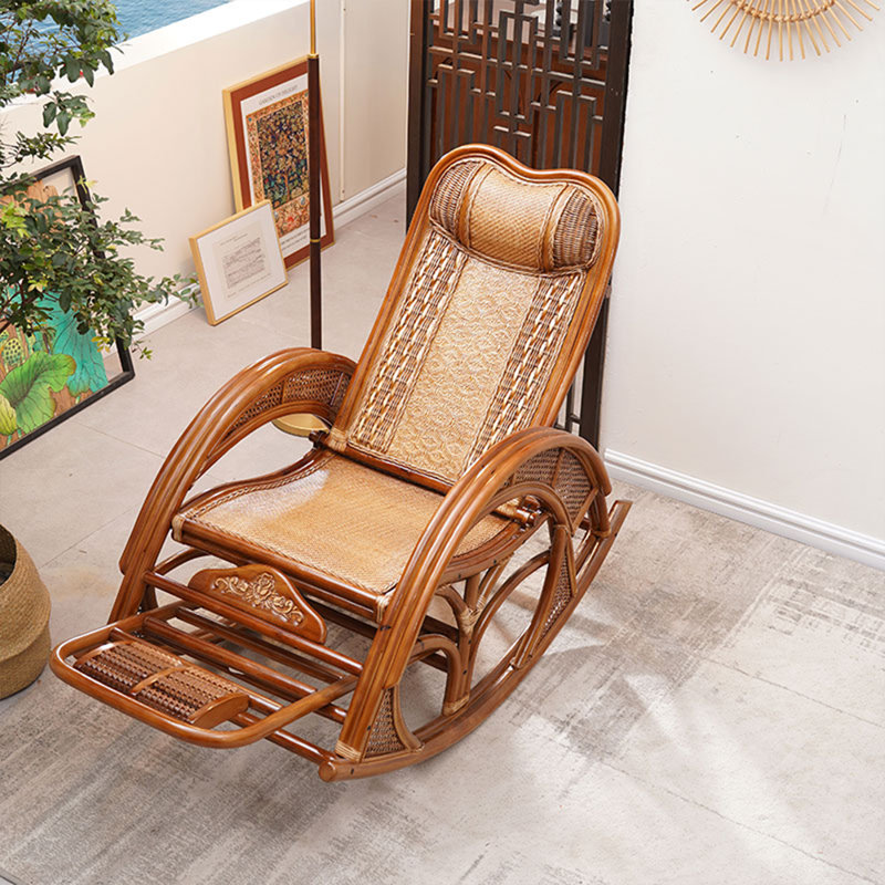 Chaise berçante confortable en rotin