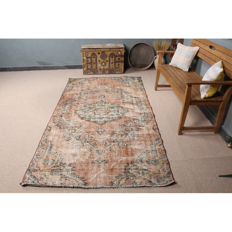 Tapis turc rétro aux tons chauds de terre avec décor unique et motif floral complexe