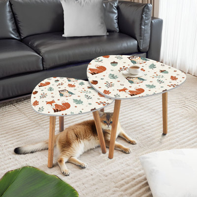 Ensemble de 2 tables basses gigognes triangulaires, de style minimaliste moderne, ornées de renards, hiboux, glands et feuilles. Tables d'appoint empilables et peu encombrantes, idéales pour les familles et les locataires, pour le salon, la chambre ou la décoration intérieure.