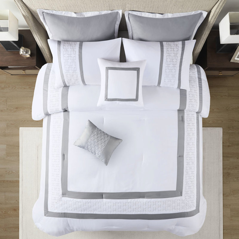 Literie 8 pièces pour très grand lit - Élégants détails brodés blancs et gris pour la chambre à coucher, White