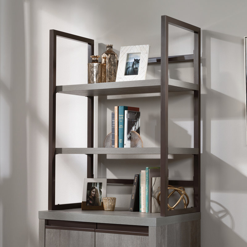 Brun contemporain avec structure en métal, tablettes ouvertes pour l'organisation, bureau de travail à assemblage simple avec finition chêne, bandes d'impact, deux tablettes, petits bureaux idéaux