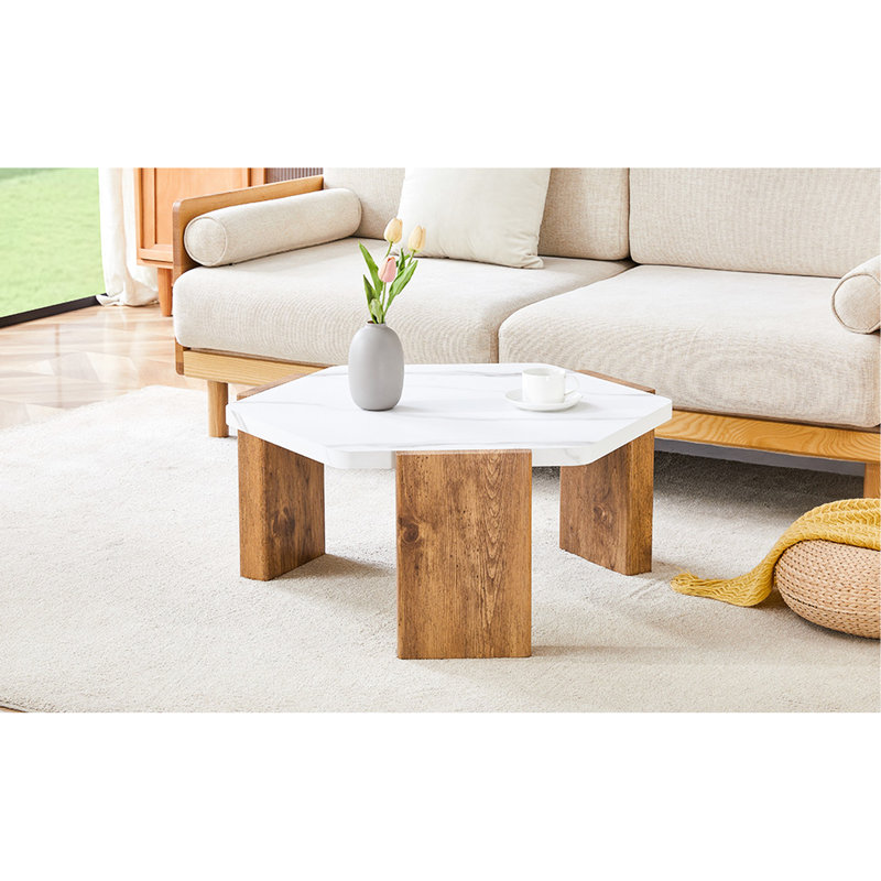 Table basse Alpharetta de 31 po, pentagonale, blanche, d'inspiration naturelle, surface texturée en marbre, base triangulaire, charge de 250 lb
