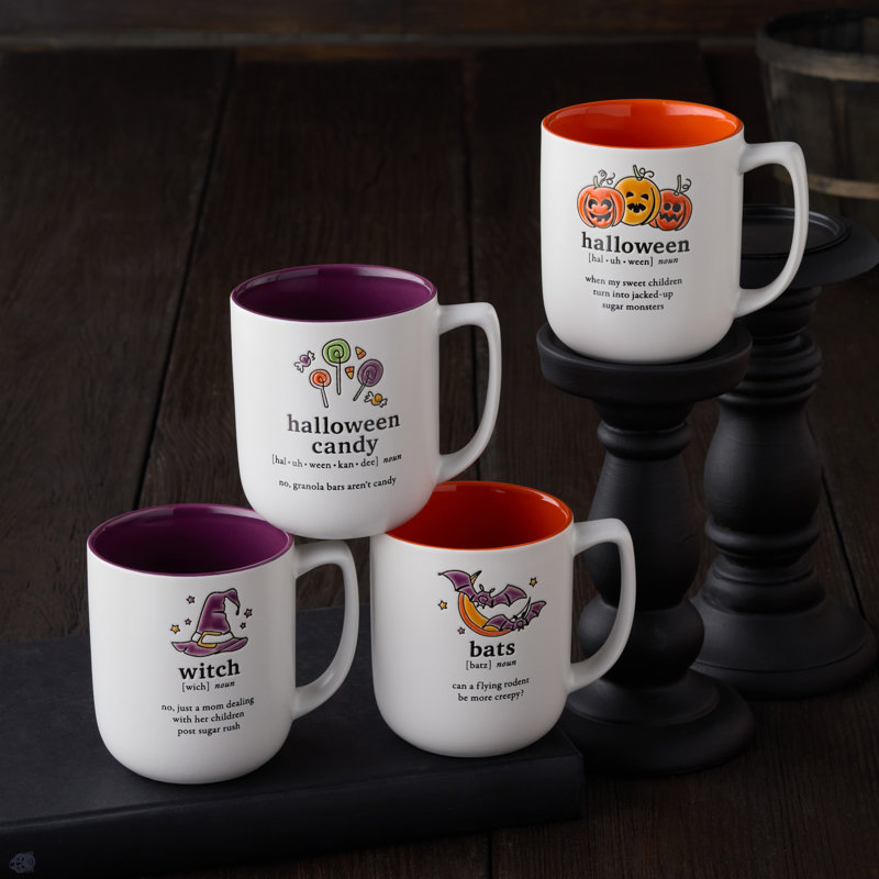 Mugs d'Halloween - Quatre tasses en grès assorties de 18 onces dans des définitions de mots d'Halloween, les tasses les plus racontables et les plus amusantes de la saison effrayante.