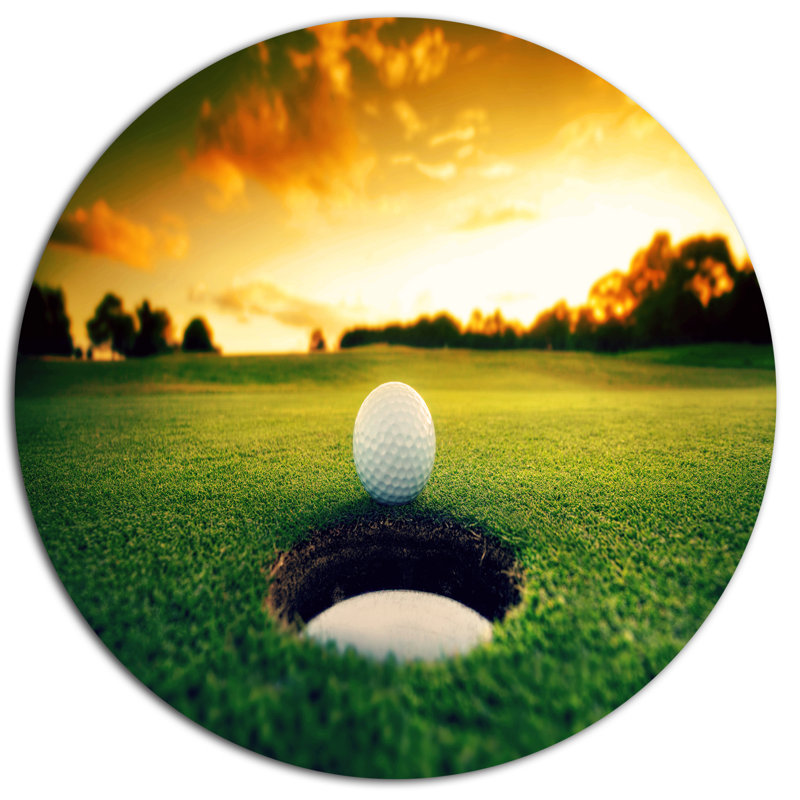 «Golf Ball Near Hole», reproduction de photo sur métal, H 36 po x l 36 po