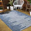 Tapis d'intérieur / extérieur bleu / ivoire à rayures berbères Grundy-559135205