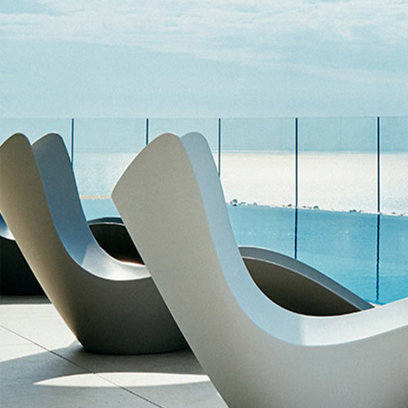 Chaise longue d'extérieur en fibre de verre