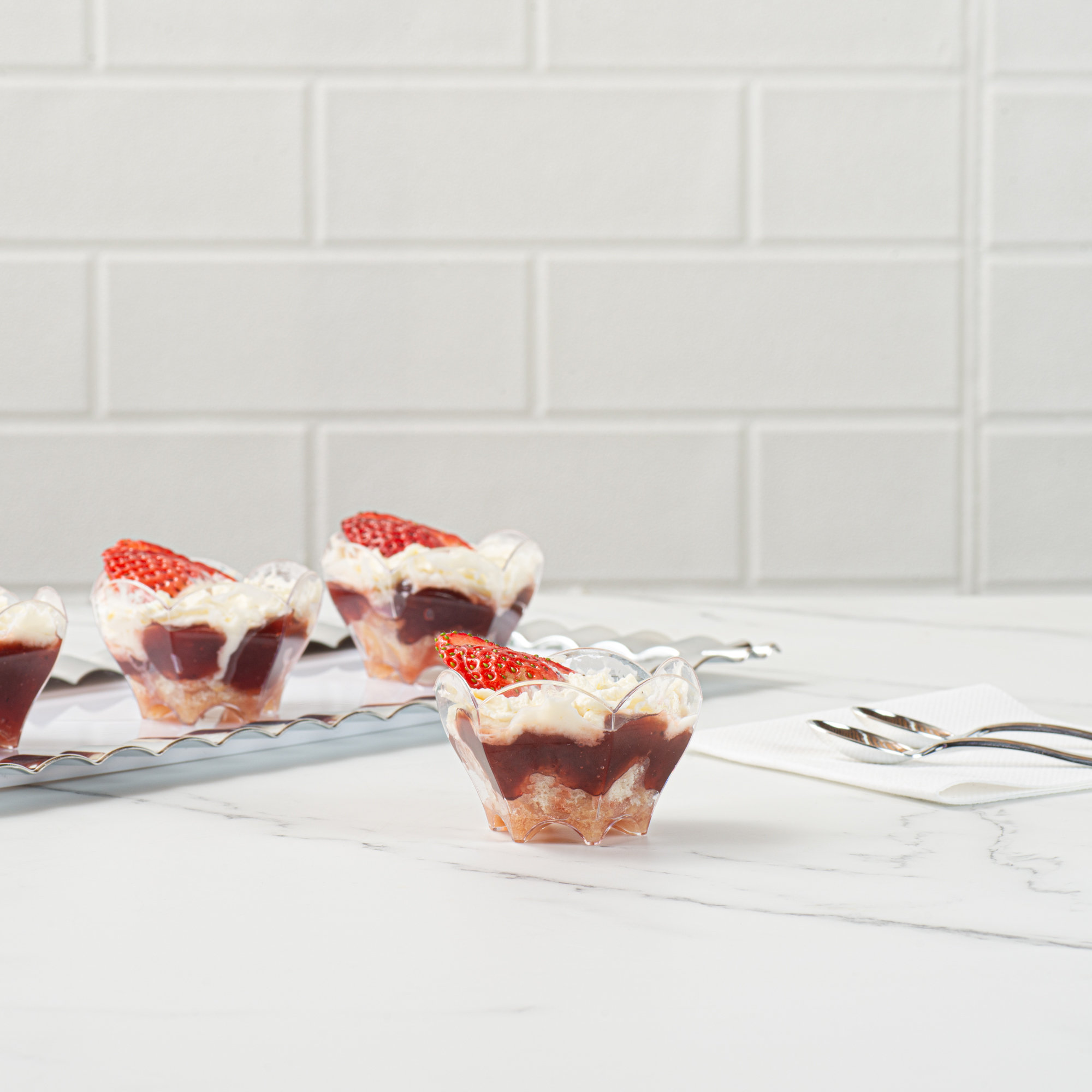 Restaurantware Plastic Plates 100 Pack of 14 x 6 Inches Shatterproof ...