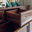 Armoire d'appoint en bois massif brun noisette