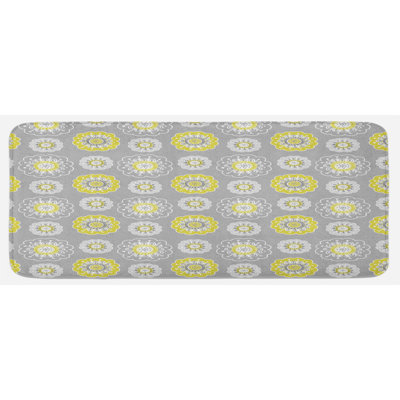 Tapis de cuisine gris pâle avec des fleurs inspirées de ivy, couleur moutarde et blanche